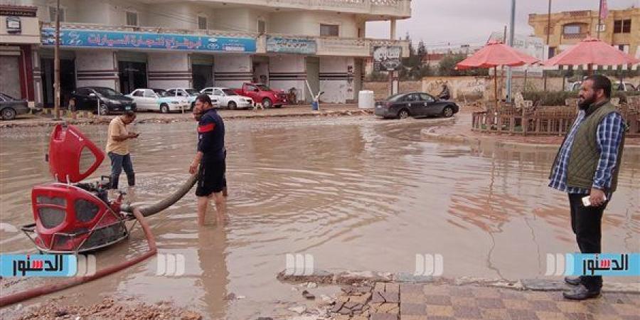 رئيس "مرسى مطروح": فرق الطوارئ رفعت تراكمات مياه الأمطار بالطريق الساحلي - صوت العرب