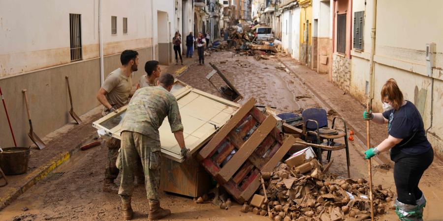 بعد أسبوع من الفيضانات.. إسبانيا تواصل البحث وإزالة الركام - صوت العرب