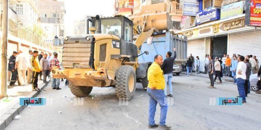 حملة مكبرة لرفع الإشغالات والتعديات على حرم الطريق بمدينة أسيوط - صوت العرب