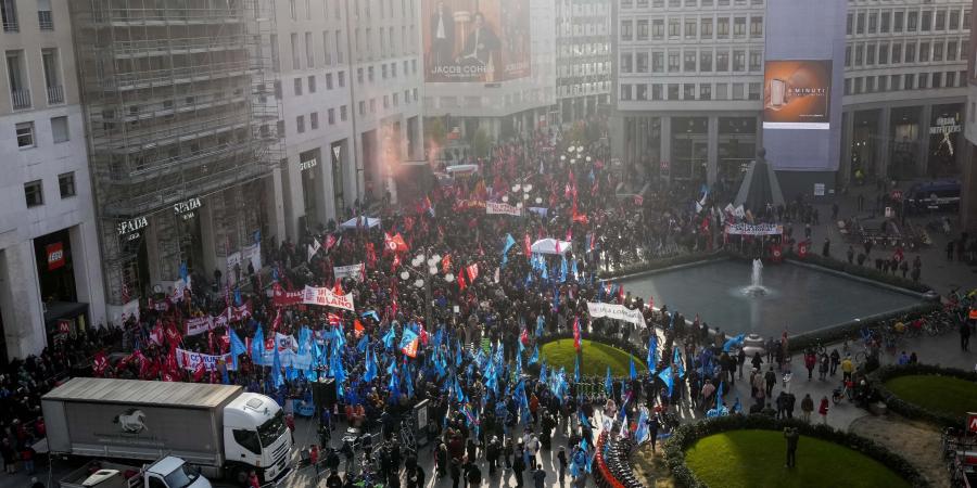 آلاف الإيطاليين يضربون عن العمل احتجاجاً على ضعف الأجور - صوت العرب