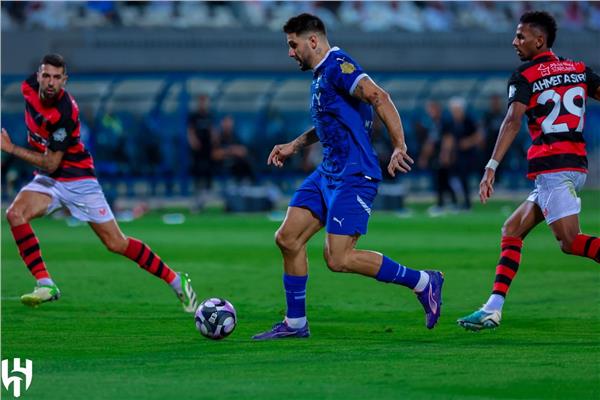 الهلال يفوز على الرياض بثلاثية ويعود لصدارة الدوري السعودي