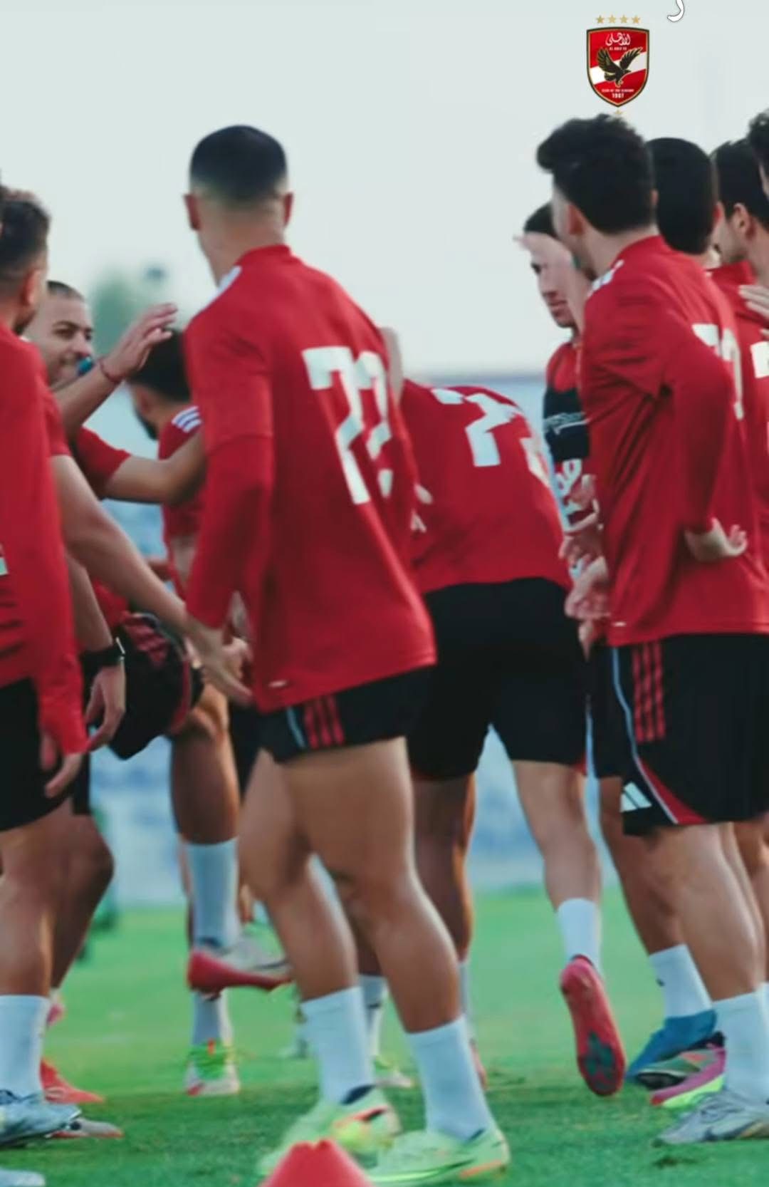 1762282454 375 استقبال مميز من لاعبي الأهلي لإمام عاشور في تمرين النهاردة