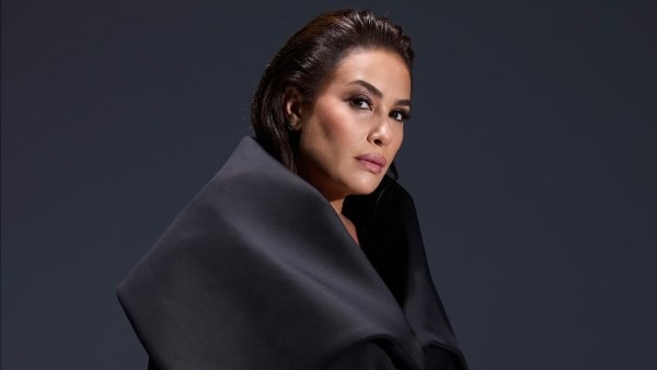 هند صبري بتخطف الأنظار بإطلالة سوداء شيك وجريئة