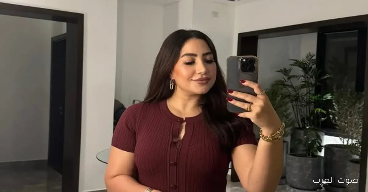 بوسي متألقة بفستان شيك لون نبيتي