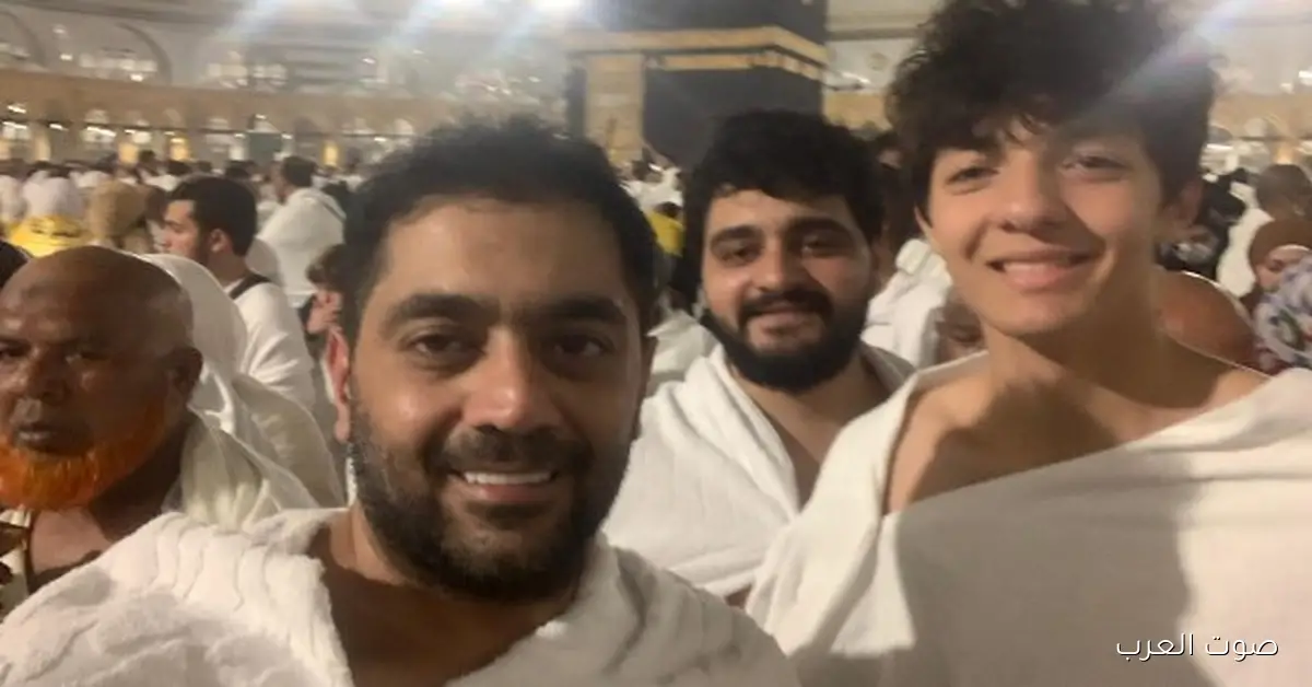 شوف أحمد فلوكس مع ابنه في المسجد الحرام بآخر ظهور ليه