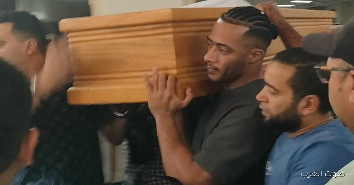 محمد رمضان يشيل نعش والده في جنازة من مسجد مصطفى محمود