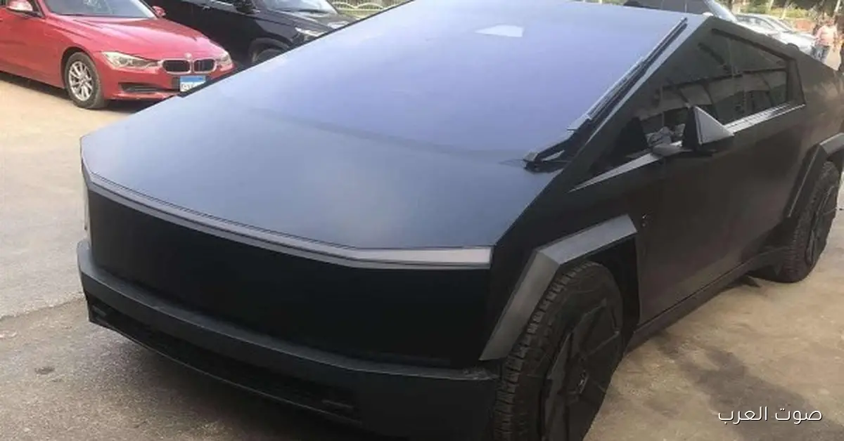 سيارة محمد رمضان تخطف الأنظار في جنازة والده من غير نمر ولا لوحة