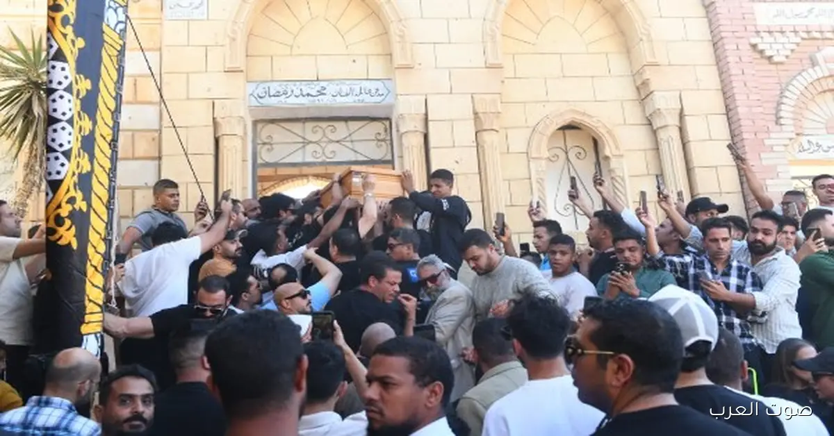 أشرف زكي كان من أبرز الحضور في جنازة والد محمد رمضان في مقابر العائلة.. صور