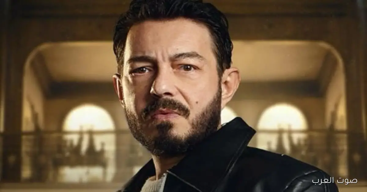 أحمد زاهر يواسي محمد رمضان بعد وفاة والده