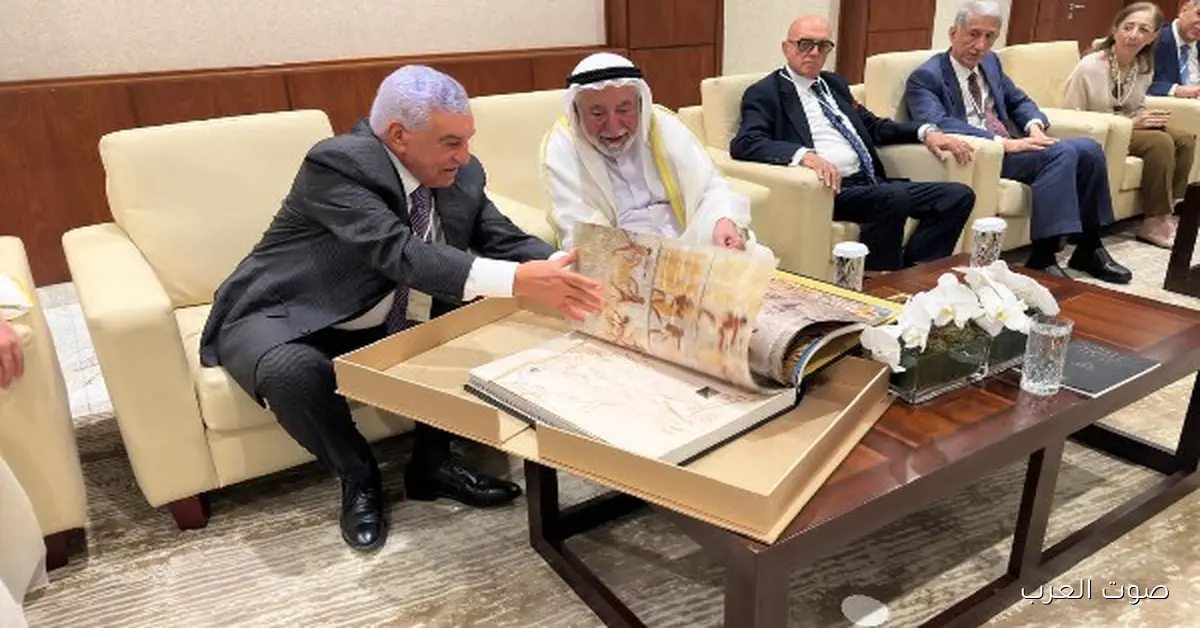 زاهي حواس يقدّم “أحسن كتاب عن الآثار المصرية” للشيخ سلطان القاسمي