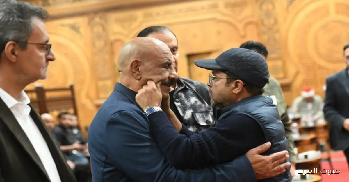 نجوم الفن محمد هنيدي وأحمد أدم ومحمد رمضان يشاركون في عزاء السيناريست أحمد عبد الله