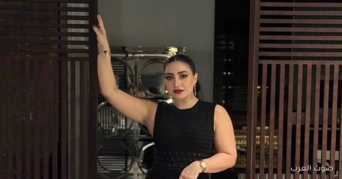 بوسي في أحدث إطلالة بفستان أسود شيك