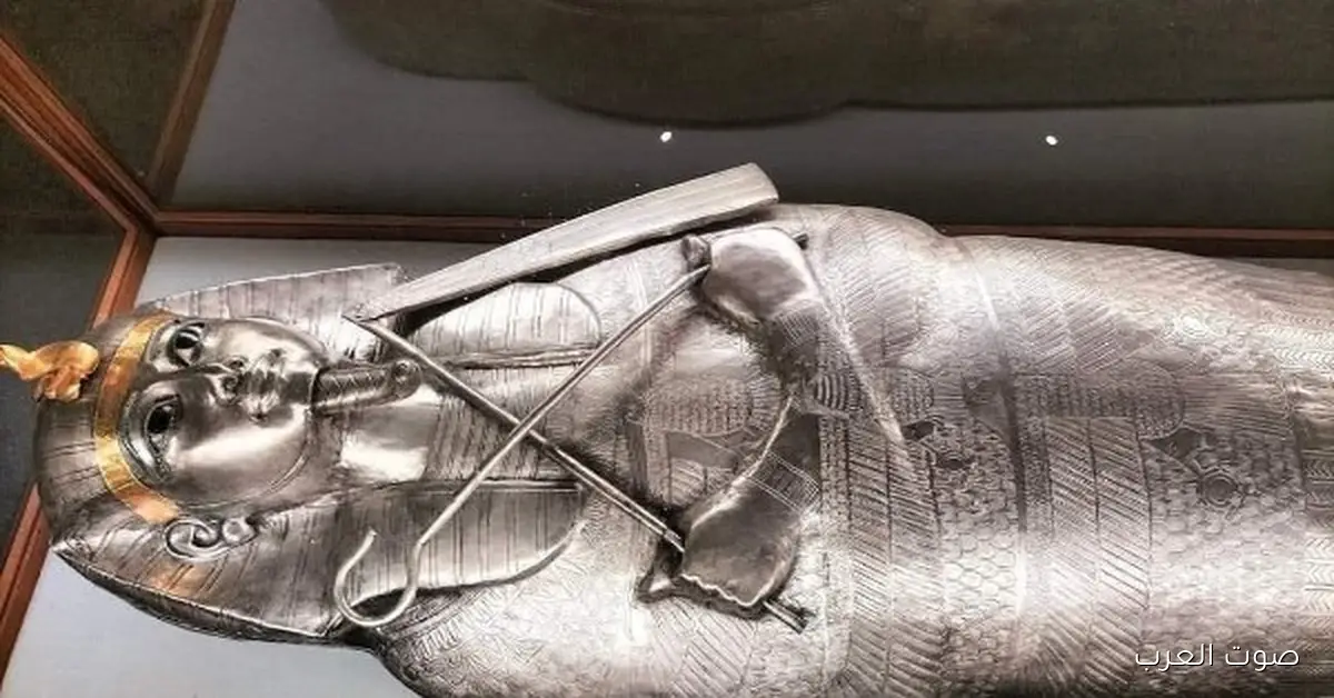 تابوت الملك بسوسنس الأول الفضي يشد الزوار لمتحف التحرير