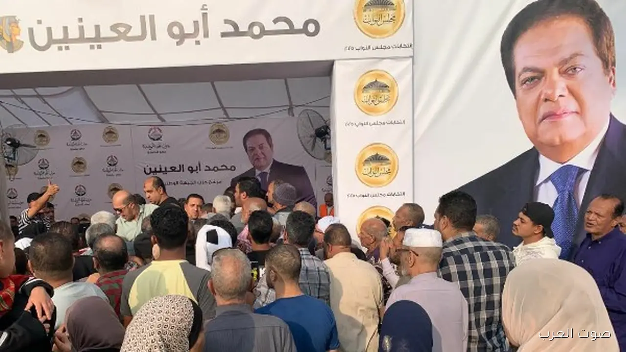 زحام شديد أمام مدرسة أبو الهول الإعدادية في الجيزة مع بداية فتح اللجان لانتخابات مجلس النواب