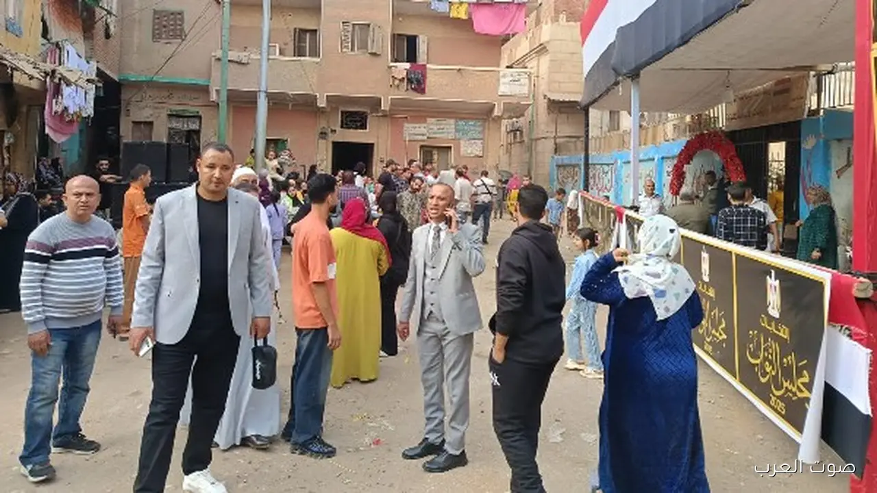 ناس منشأة القناطر نازلة تصوت في انتخابات النواب لاختيار ممثليهم