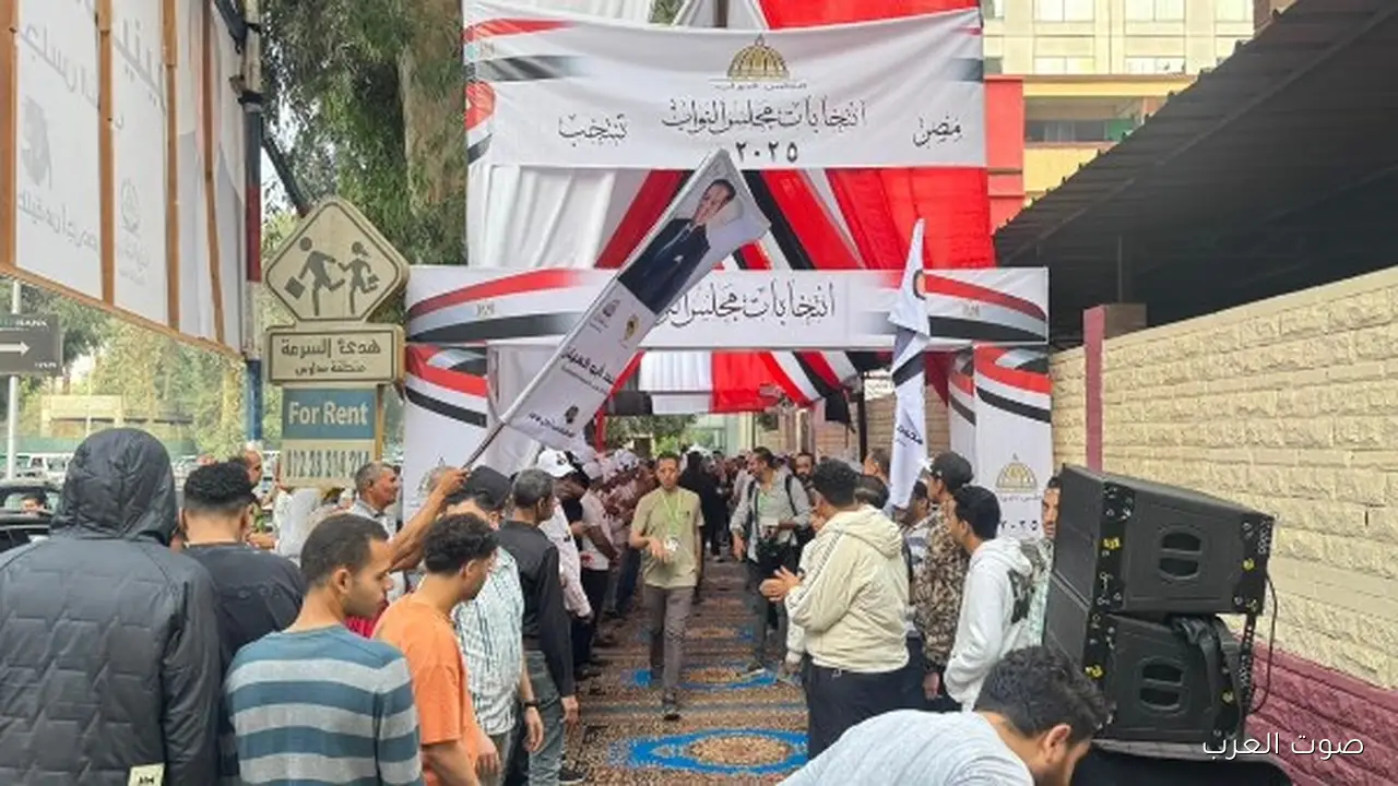 زحمة كبيرة من الناس على لجنة مدرسة الجيزة القومية الابتدائية