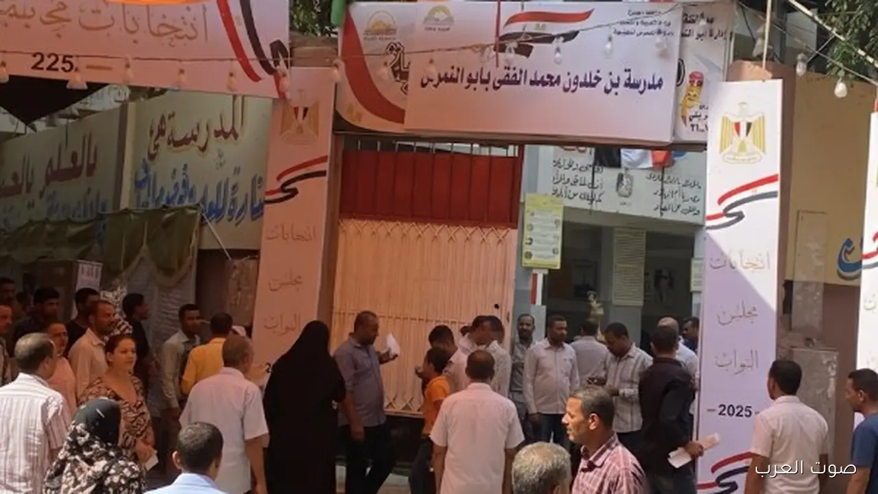 زحمة في الساعات الأولى من انتخابات النواب بمدرسة محمد الفقي في أبو النمرس