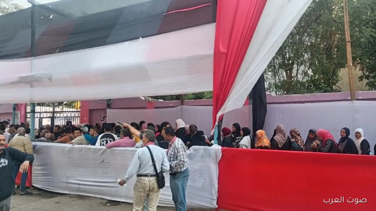 زحمة كبيرة قدام لجنة مدرسة الشهيد حسين جمال في المنيب بسبب انتخابات مجلس النواب 2025