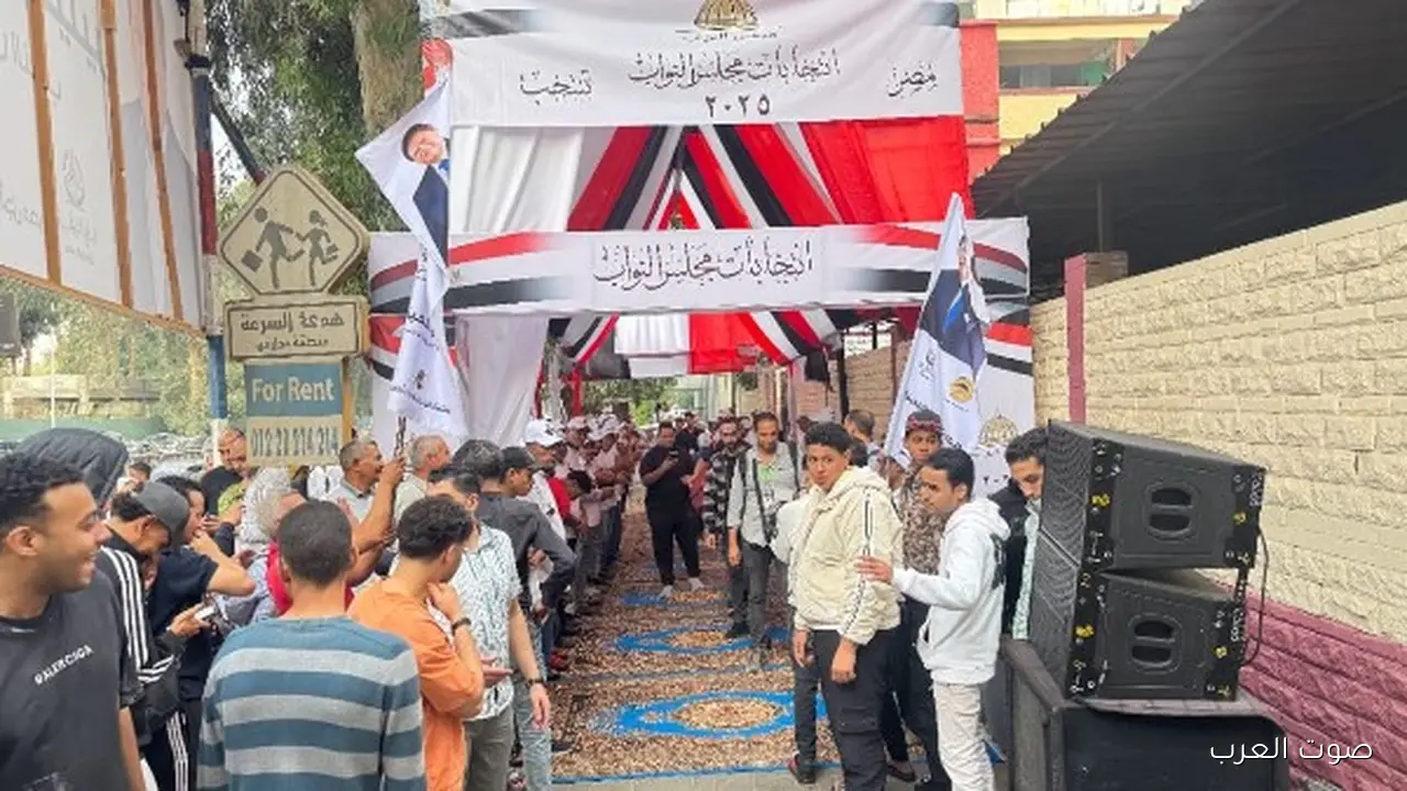 الناس مستمرة في التوافد قدام مدرسة الجيزة القومية الابتدائية