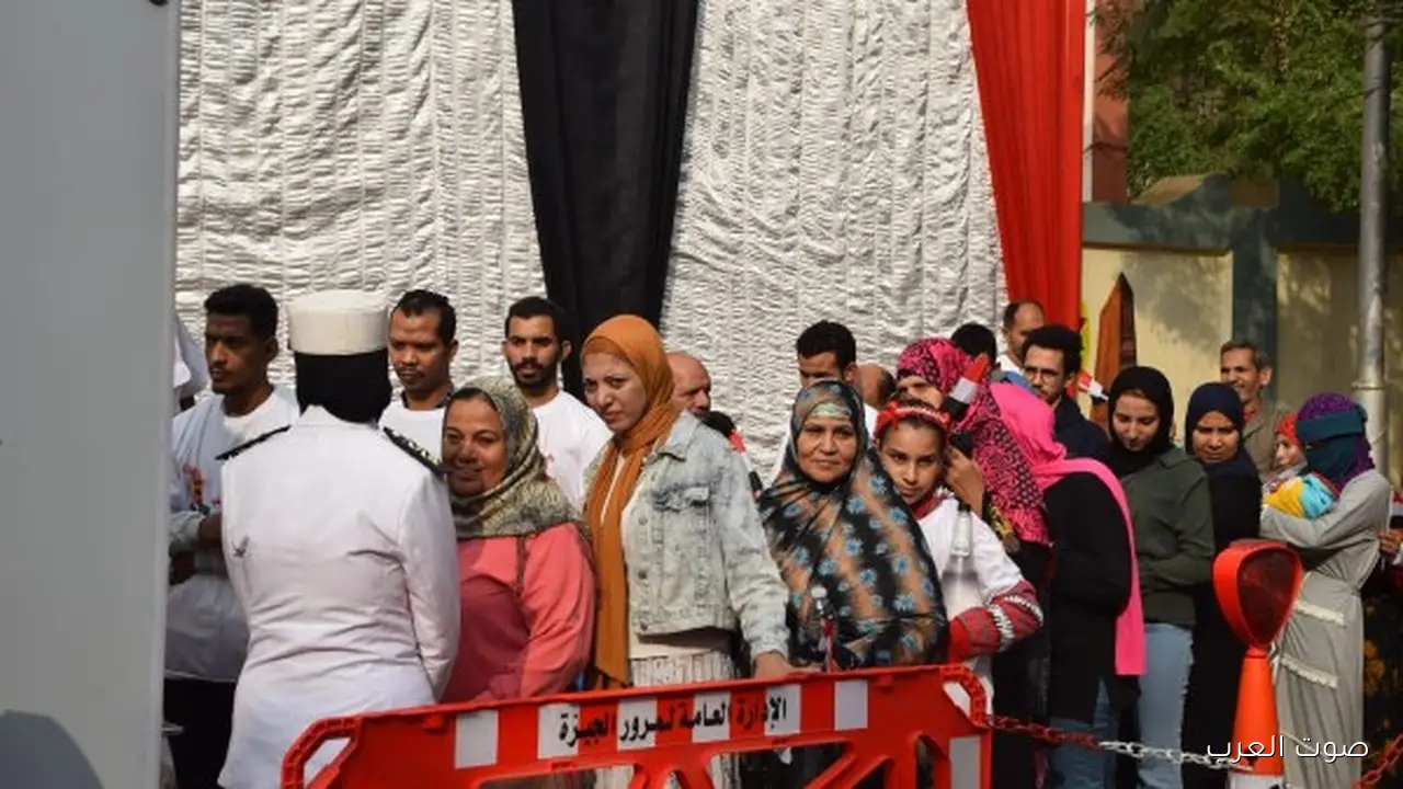 السيدات والشباب يتوافدون بكثافة على لجان العمرانية بالأعلام والأغاني الوطنية