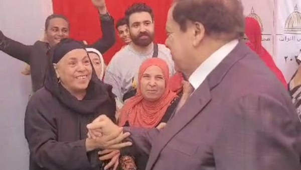 لحظة إنسانية بين النائب محمد أبو العينين وستي مسنّة تفرح أجواء لجنة الدقي في انتخابات مجلس النواب