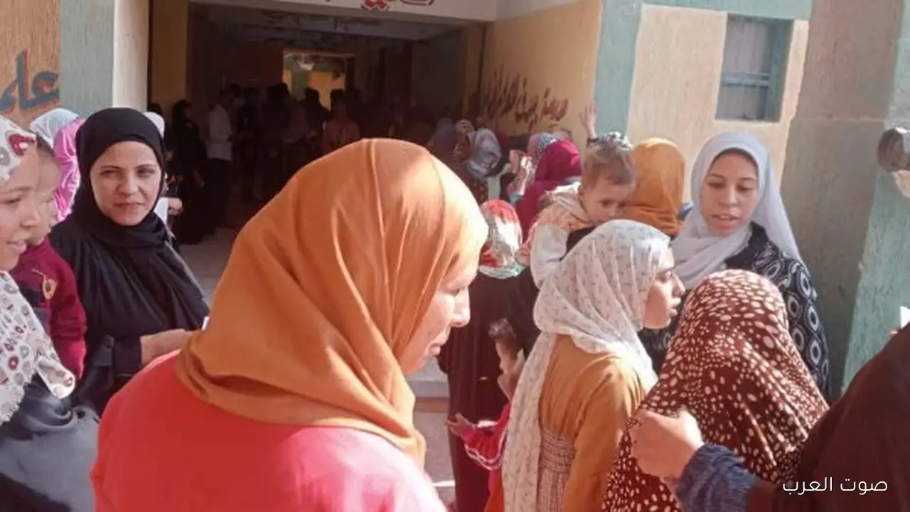 نسوان كتير في لجنة مجمع المدارس بالحوامدية