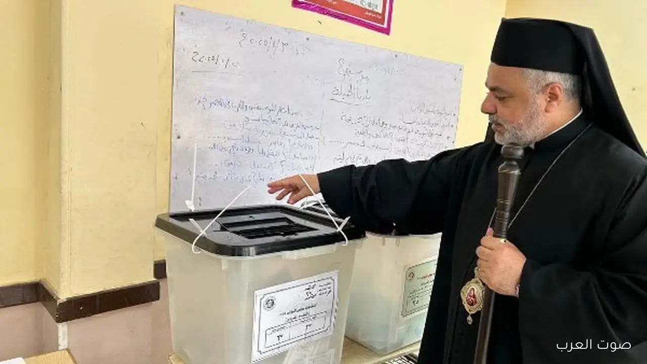 الأنبا عمانوئيل يصوت ويدعو الناس للمشاركة في انتخابات مجلس النواب 2025