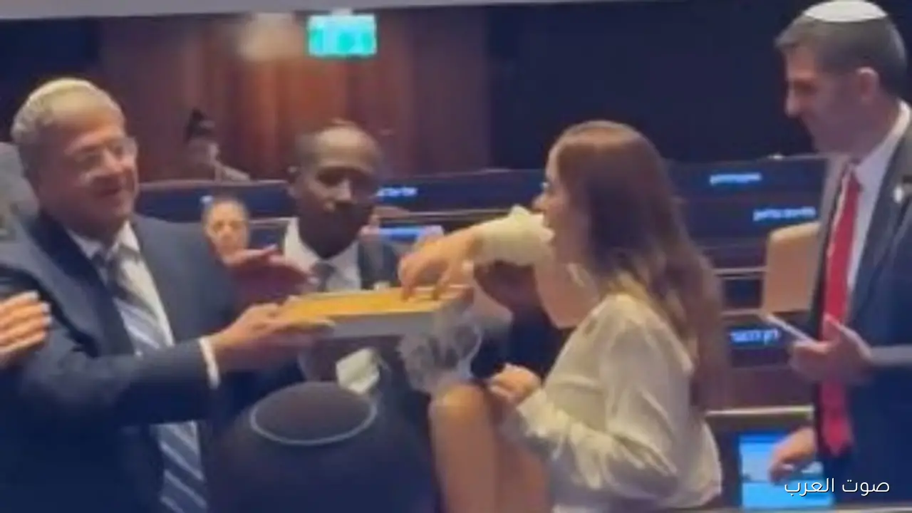 بن غفير يوزع حلوى في الكنيست بعد ما وافقوا على قانون الإعدام للأسرى الفلسطينيين