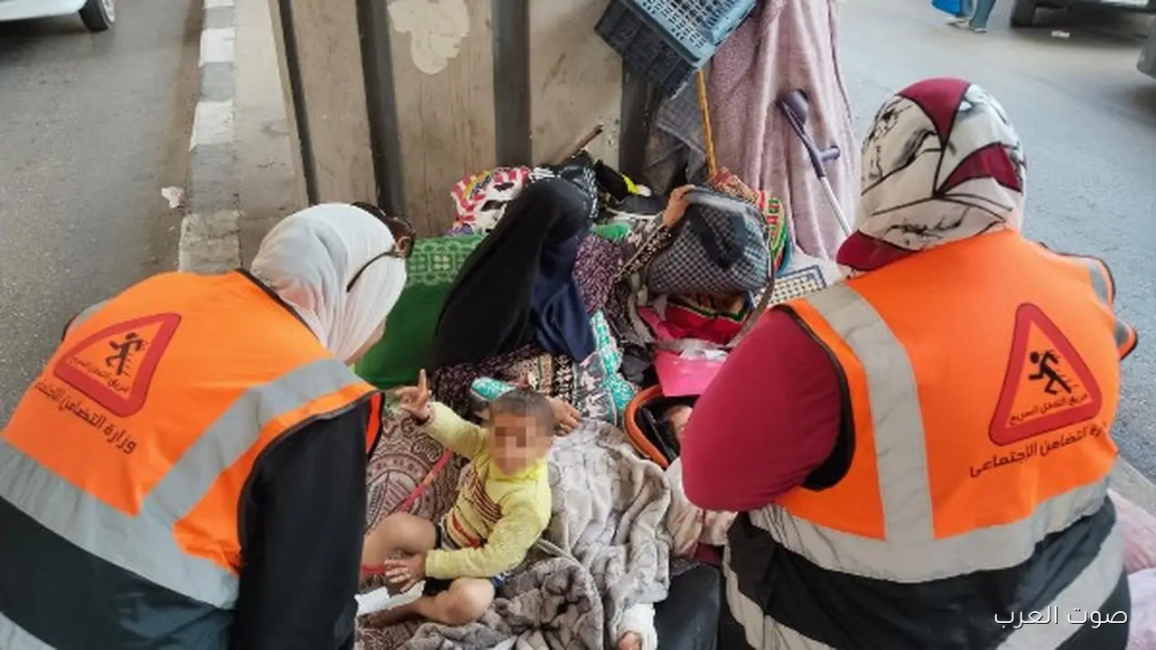 بعد مناشدة على فيسبوك.. فرق الإنقاذ تنقذ أسرة بلا بيت في القاهرة