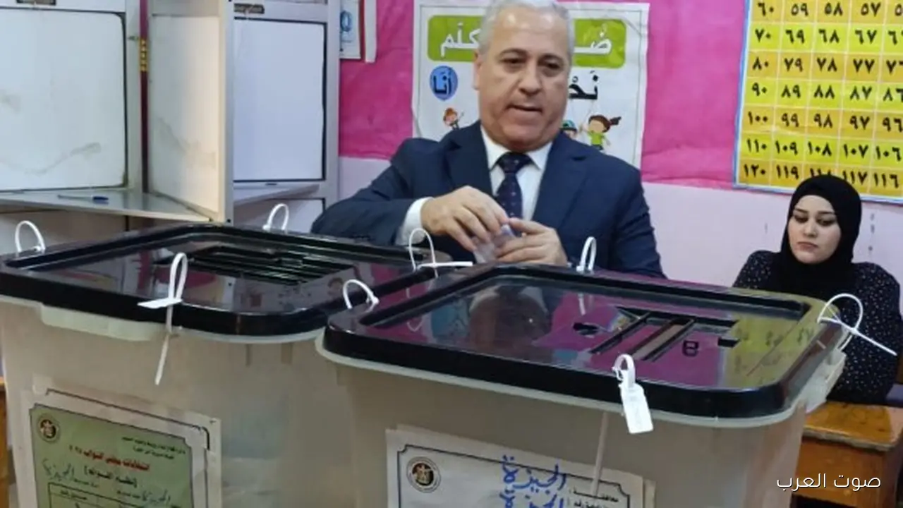 رئيس الهيئة الوطنية للصحافة يشارك في الانتخابات البرلمانية.. فيديو وصور