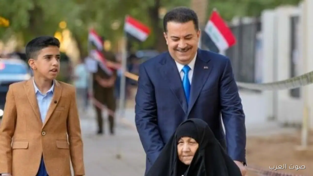 رئيس وزراء العراق يصوت مع والدته في لحظة عاطفية وسياسية | تابعوا الفيديو