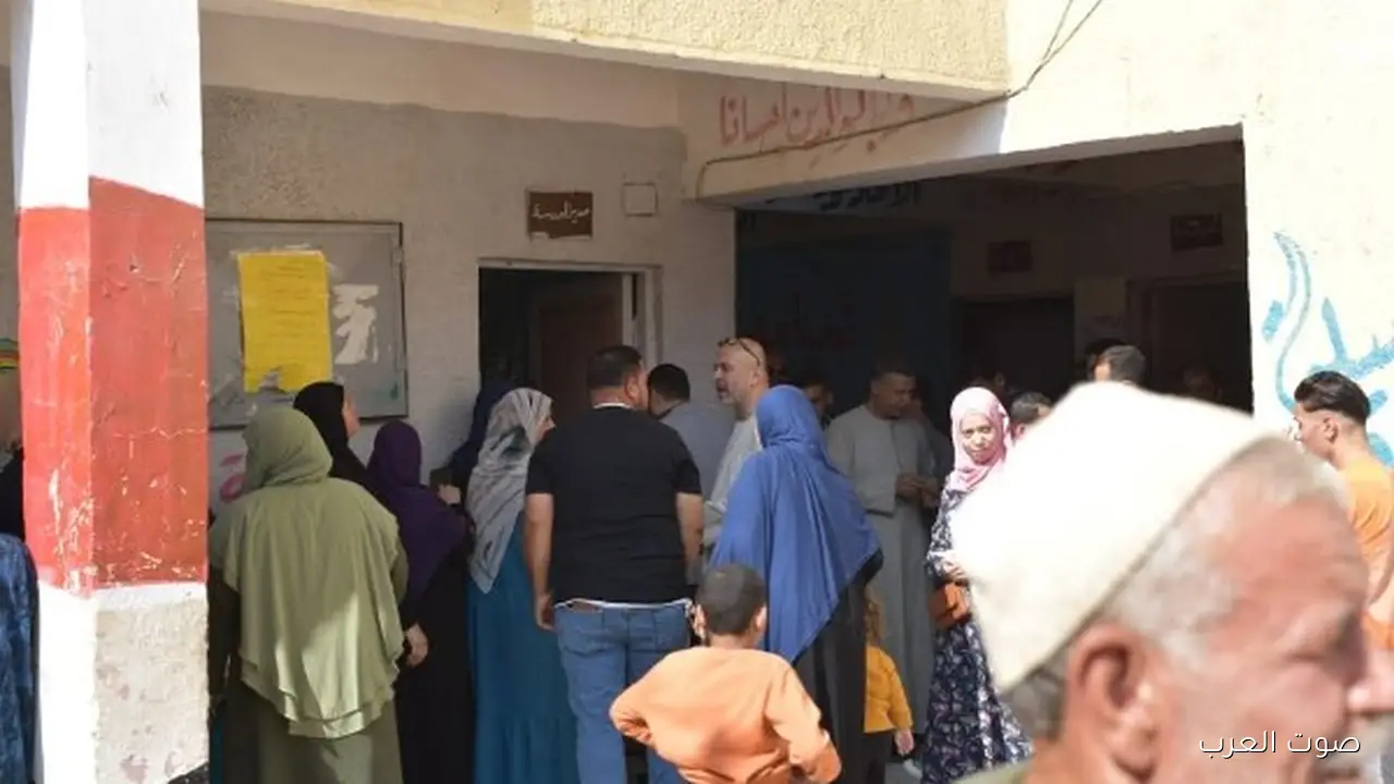 ناخبو منشأة القاطر مستمرين في المشاركة في الانتخابات بمدرسة الشهيد محمد سمير