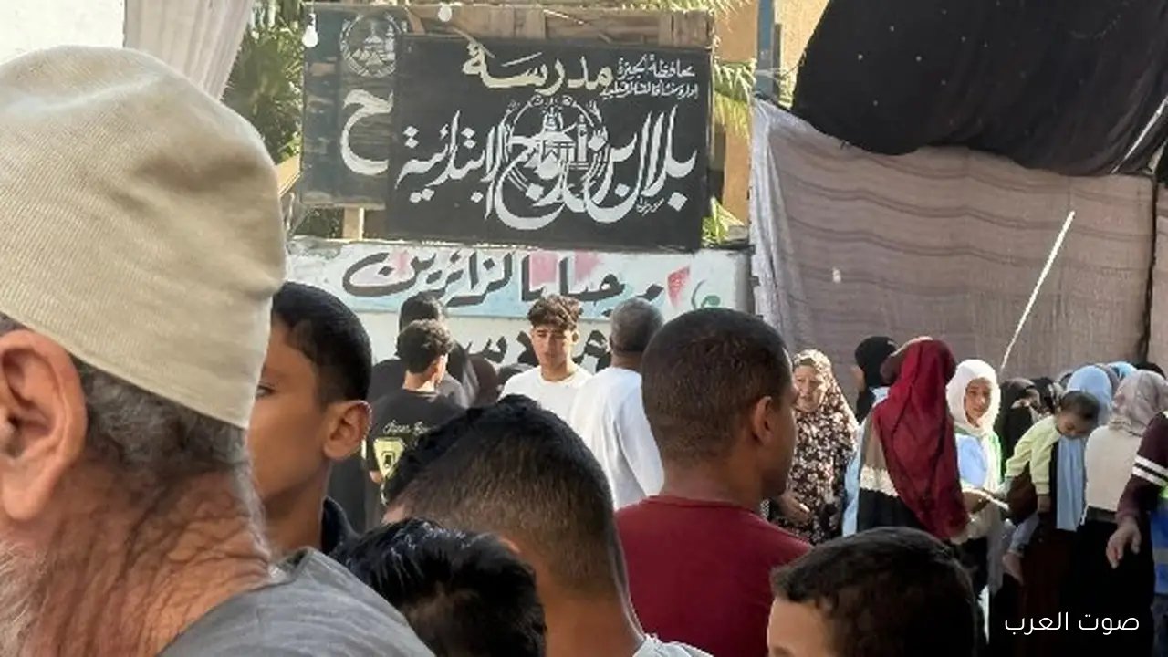 ناخبين كتير بيجوا على مدرسة بلال بن رباح عشان ينتخبوا في منشأة القناطر