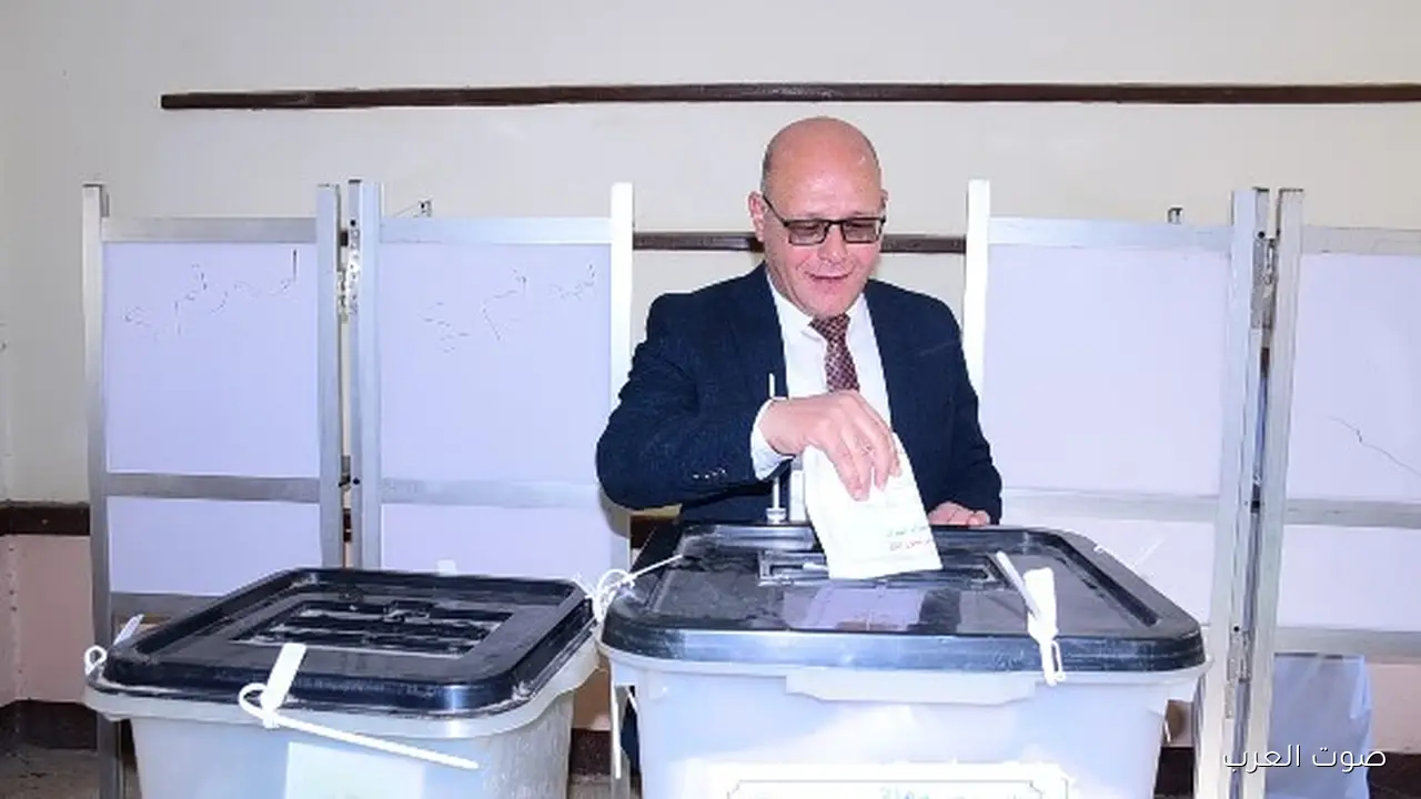 رئيس جامعة سوهاج يشارك في انتخابات مجلس النواب 2025 ويصوت .. صور