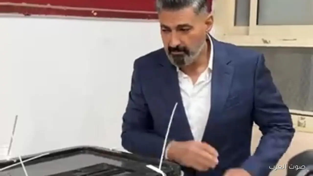 ياسر جلال يظهر لأول مرة بعد أزمة تصريحاته في الجزائر ويدلي بصوته في انتخابات النواب