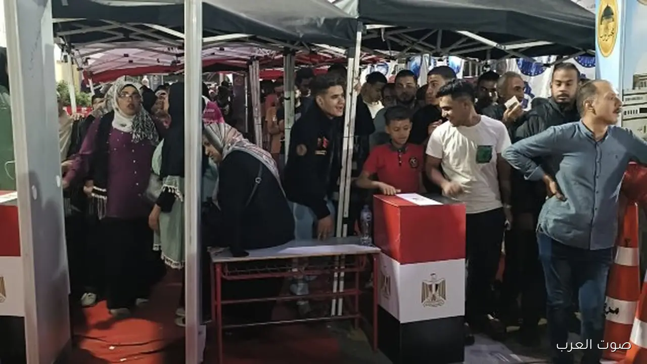 قبل غلق اللجان بدقايق.. المواطنين بيتوافدوا على اللجان الانتخابية في الجيزة