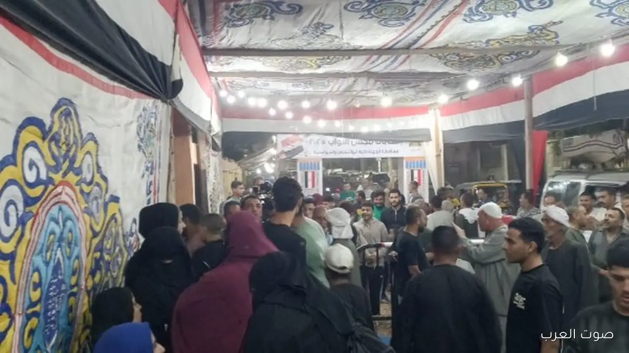 الناس متجمهرة بالمئات في مدرسة المنوات الإعدادية بأبو النمرس .. صور