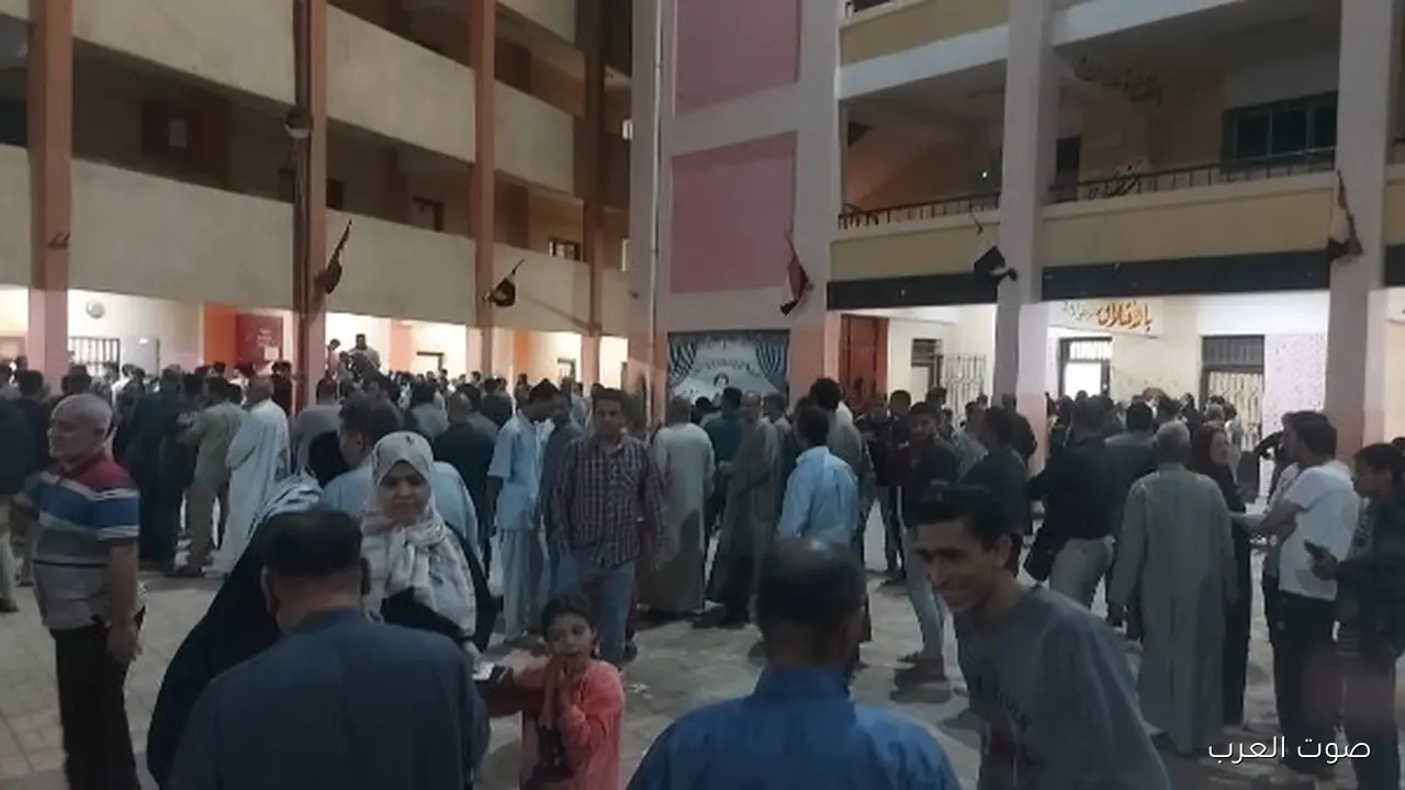ناس كتير في طوابير قدام مدرسة ميت شماس بالمنوات | صور