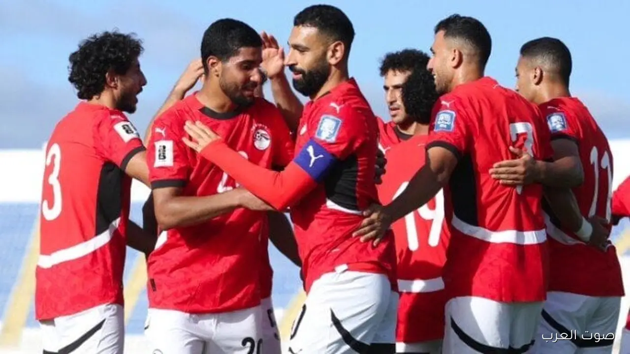 مصر في القميص الأحمر وأوزبكستان بالأبيض في مباراة ودية بالإمارات