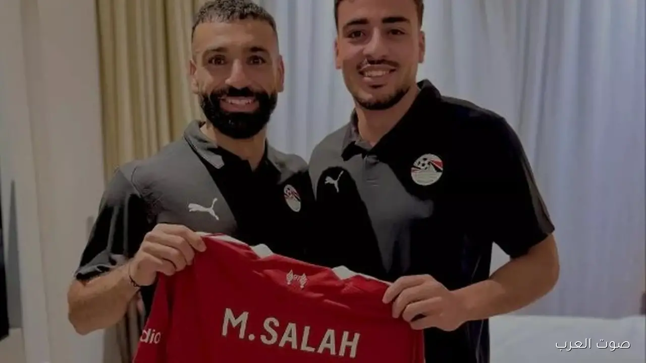 صلاح يهدي قميص ليفربول لزمايله في منتخب مصر