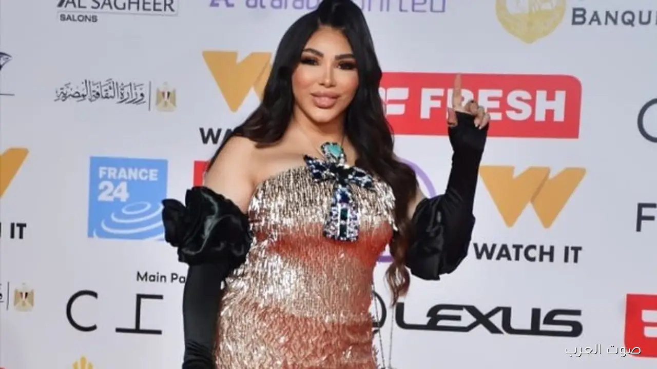 غادة إبراهيم تتألق بفستان ذهبي جميل مزين بمفتاح الحياة في مهرجان القاهرة السينمائي