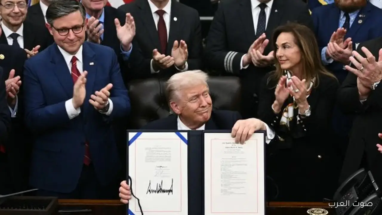 ترامب يوقع قانون لإنهاء أطول إغلاق حكومي في تاريخ أمريكا