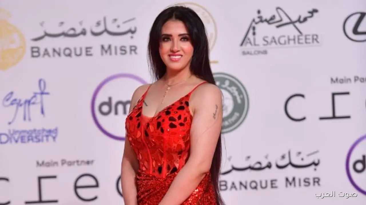 نور فخري تتألق على السجادة الحمراء في مهرجان القاهرة السينمائي استعدادًا لعرش سندريلا