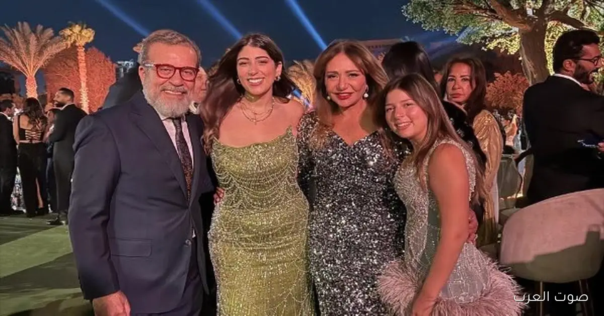 ليلى علوي تتألق بفستان لامع في فرح بنت عمر عرفة