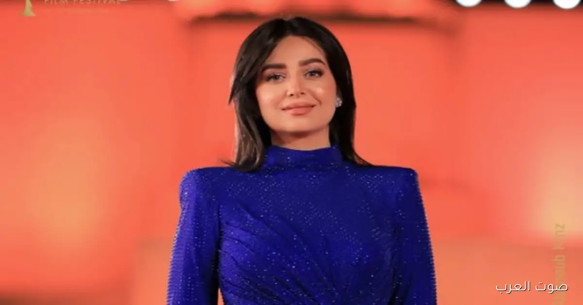 هبة مجدي بتفاصيل فستان أزرق تخطف الأنظار في أحدث صورة على إنستجرام