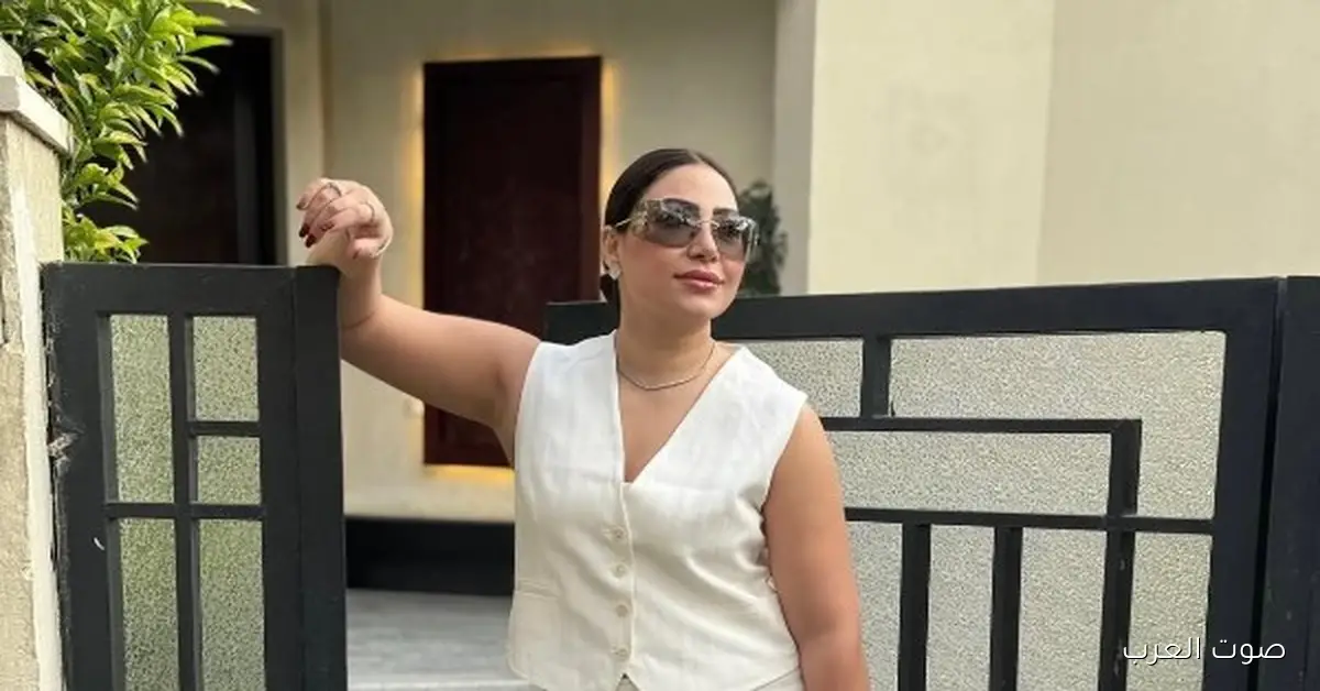 بوسي بتسرق الأنظار بإطلالة صيفية شيك باللون الأبيض