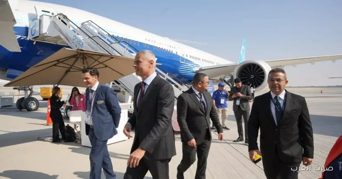 رئيس مصر للطيران يشوف طائرة Boeing 777X في معرض دبي للطيران 2025