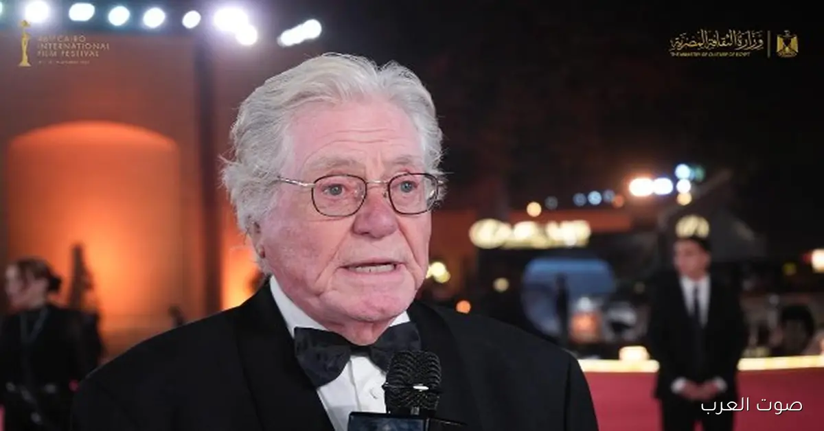 حسين فهمي في ختام مهرجان القاهرة السينمائي: السينما بتحافظ على الحقيقة حية
