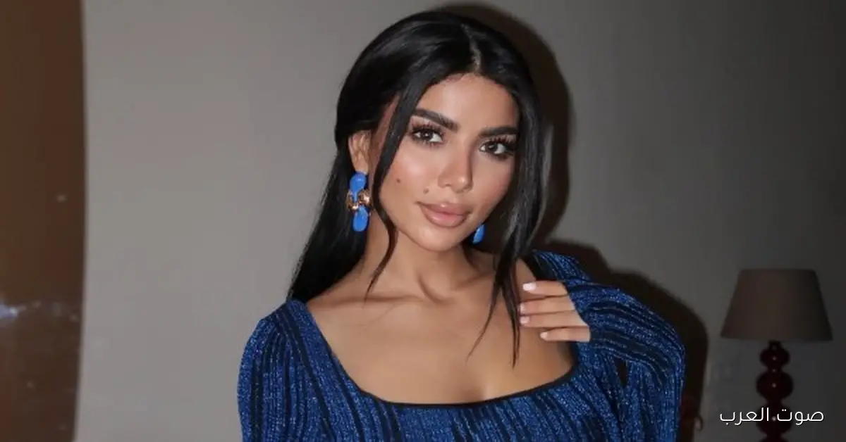 كارولين عزمي بتخطف الأنظار بفستان ضيق على إنستجرام