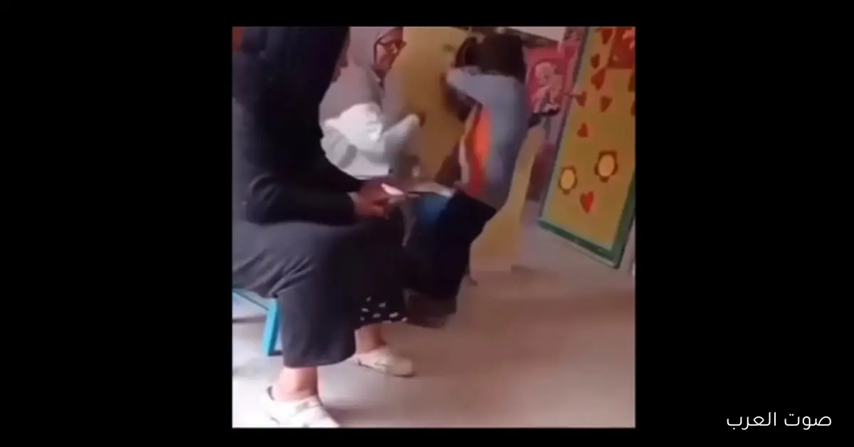 فيديو لمعلمة بتضرب تلميذ على وشه.. والتعليم: ده في تونس مش مصر